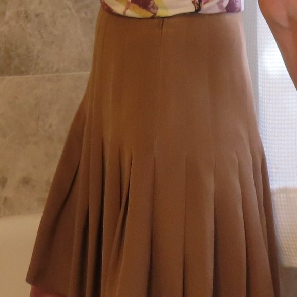 Magaschoni Caramel Fitted/Flared Silk Skirt, size 8. - Picture 2 of 8